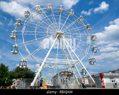 Voronezh, Russland - 12 August, 2018: Blick auf das Riesenrad Attraktion im Arena Park, Woronesch Stadt Stockfoto