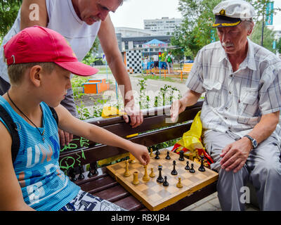 Voronezh, Russland - 12. August 2018: Großvater und Enkel spielt Schach auf der Straße Stockfoto