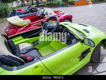 Voronezh, Russland - 12. August 2018: Rudern Spielzeugautos für das Reiten für Kinder Stockfoto