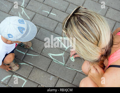 Voronezh, Russland - 12. August 2018: Mutter und Kind auf dem Bürgersteig Stockfoto