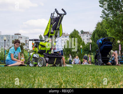 Voronezh, Russland - 12. August 2018: Mütter mit Kindern auf der Wiese im Park "Arena", der Stadt Voronezh Stockfoto