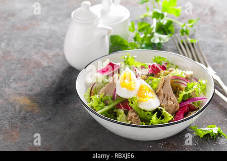 Thunfisch Salat in der Schüssel. Mediterrane Speisen. Frischer Salat mit Thunfisch in Dosen. Gesunde Ernährung Essen Stockfoto
