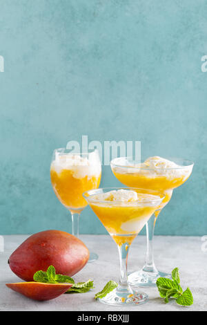 Erfrischende Sommer mango Cocktail mit frischem Saft und Eis Stockfoto
