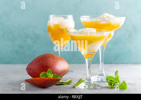 Erfrischende Sommer mango Cocktail mit frischem Saft und Eis Stockfoto
