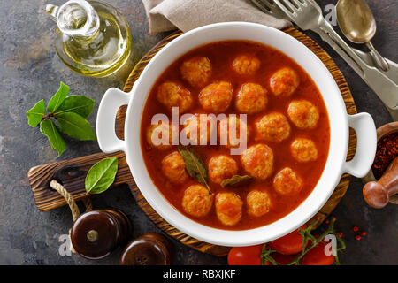 Fleischbällchen in Tomatensauce Stockfoto
