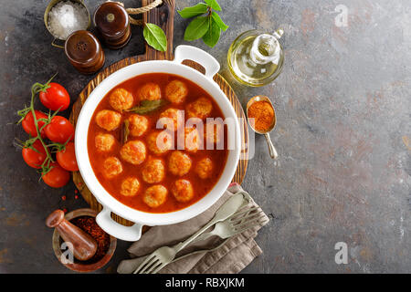 Fleischbällchen in Tomatensauce Stockfoto