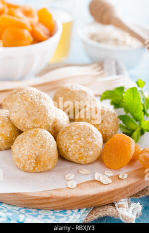 Oat Kugeln mit Honig, Banane, Aprikose und gesunde vegane Dessert Stockfoto