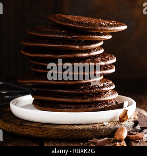 Stapel von Schokolade Pfannkuchen Stockfoto