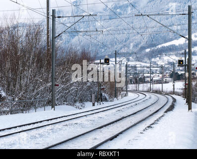 Zug in die Schweizer Landschaft im Schnee in tiefen Winter in der Nähe von Maienfeld abgedeckt Stockfoto