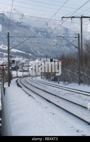 Zug in die Schweizer Landschaft im Schnee in tiefen Winter in der Nähe von Maienfeld abgedeckt Stockfoto