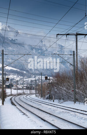 Zug in die Schweizer Landschaft im Schnee in tiefen Winter in der Nähe von Maienfeld abgedeckt Stockfoto