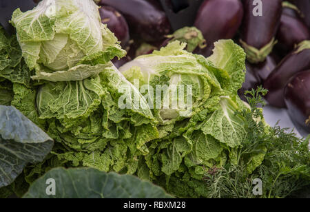 Bei der ökologischen Bauernmarkt Kopfsalat Stockfoto