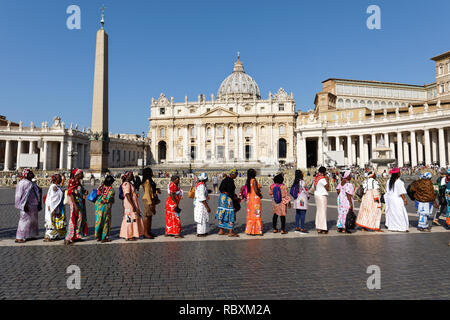 Rom, Italien, 17. August, 2018: die Menschen in der Schlange für den Zugang zu den Vatikan am Petersplatz gegen St. Peter Basilika. Die Basilika ist die meisten Stockfoto