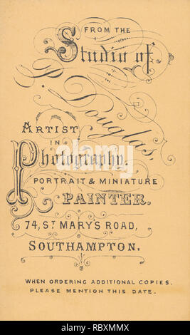 Viktorianische Werbung CDV (Carte de Visite) zeigen die Illustration und Kalligraphie von S. Douglas Künstler in Fotografie, Portrait & Miniaturmaler, 74 St Mary's Road, Southampton, Hampshire. Stockfoto