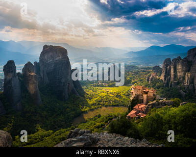 Legendäre Ansicht der alten Klöster und atemberaubenden malerische Tal und die Schlucht Sehenswürdigkeit von Meteora, Griechenland Stockfoto