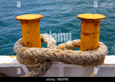 Liegeplatz Poller auf einer griechischen Fähre mit Seil. Stockfoto