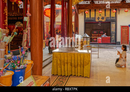 Angebote in Wat Mangkon Kamalawat Tempel während des chinesischen neuen Jahres Feiern in Bangkok, Thailand Stockfoto