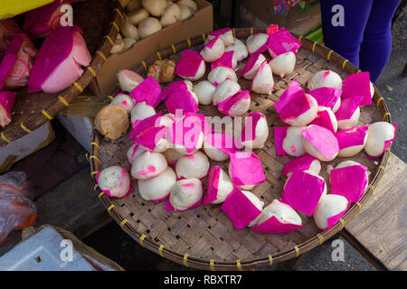 Gedämpftes Schweinefleisch Brötchen (Char Siu Bao) für das chinesische Neujahr Traditionen in Chinatown, Bangkok Stockfoto