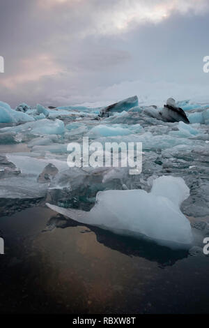 Gletschereis Bausteine in ruhigem Wasser in Jokulsarlon See, Island Stockfoto