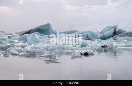 Gletschereis Bausteine in ruhigem Wasser in Jokulsarlon See, Island Stockfoto