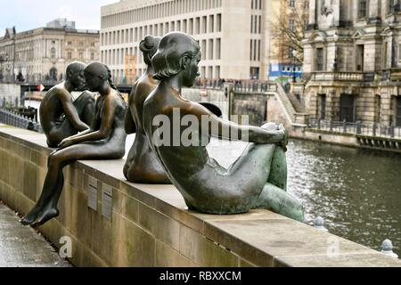 Drei Mädchen und junge Statuen in Berlin Stockfoto