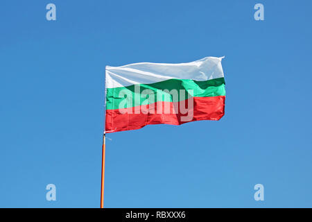 Wehende Flagge Bulgariens am blauen Himmel Hintergrund schliessen. Stockfoto