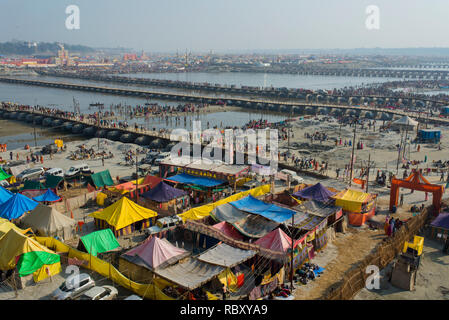 Ein Luftbild der temporären Zelte für die Pilger, die beim Kumbh mela. Stockfoto