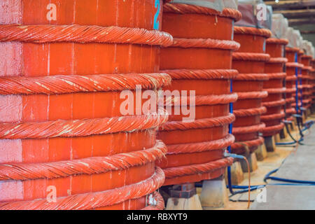 Holzfässer in einem fischsauce Fabrik auf der Insel Phu Quoc. Stockfoto