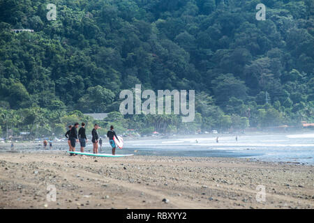 Eine Gruppe von Menschen die Vorbereitung für eine surfsession am schönen Jaco Beach, Costa Rica Stockfoto