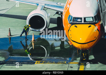 Bangkok, Thailand - 14. Oktober 2018: Die bodenmannschaft Arbeiter Kontrolle Flugzeug Turbine Engine, Luftansaug- und Lüfterflügel des Nok Air Flugzeug befo Stockfoto