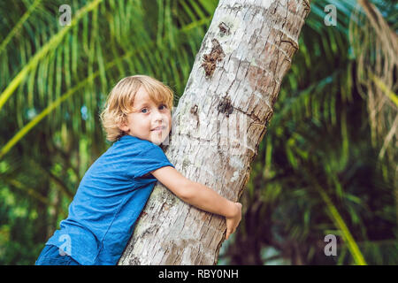 Junge Klettern bis in drei, Spaß im Freien in einem Park. Stockfoto