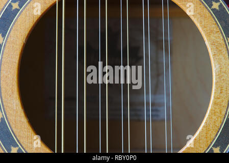 12-saitige Elektro-akustische Gitarre, Rosette detail, Violine Stockfoto