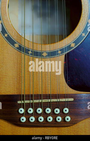 12-saitige Elektro-akustische Gitarre, Brücke, Detail, Violine Stockfoto