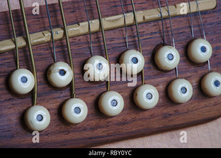 12-saitige Elektro-akustische Gitarre, Brücke, Detail, Violine Stockfoto