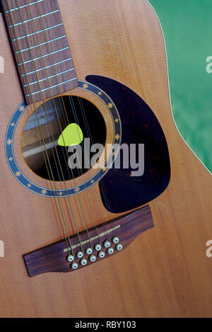 12-saitige Elektro-akustische Gitarre, und Pick, Detail, Geigenbau Stockfoto