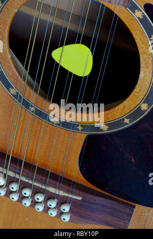 12-saitige Elektro-akustische Gitarre, und Pick, Detail, Geigenbau Stockfoto