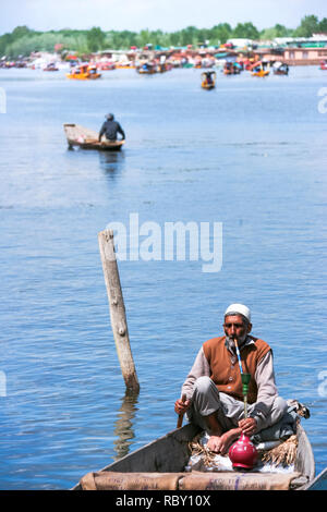 Srinagar, Jammu, Kaschmir, Indien - November 7, 2018: Lebensstil der lokalen indischen alter Mann entspannen und die traditionelle Wasserpfeife rauchen, baragu oder Shisha auf Sh Stockfoto