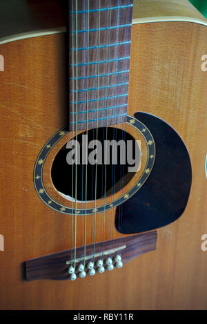 12-saitige Elektro-akustische Gitarre, Geige Stockfoto