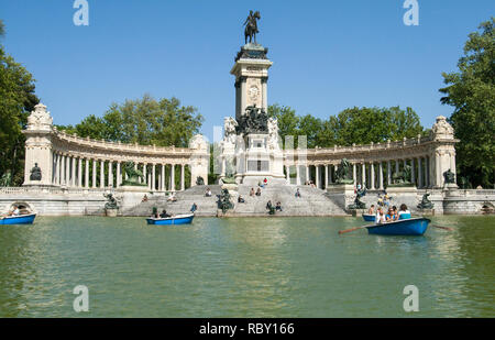 Madrid, Spanien - 29. April 2008: Die reiterstatue von Alfons XII mit einem Säulengang im Park des Buen-Retiro von Madrid. Spanien Stockfoto