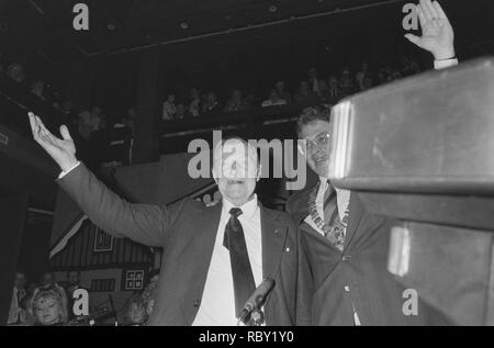 Accordeonist Johnny Meyer 75 jaar, krijgt Gouden Speld gemeente Amsterdam van Bu, Bestanddeelnr 934-0919. Stockfoto