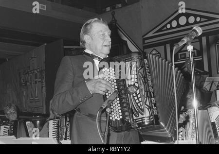 Accordeonist Johnny Meyer 75 jaar, krijgt Gouden Speld gemeente Amsterdam van Bu, Bestanddeelnr 934-0920. Stockfoto