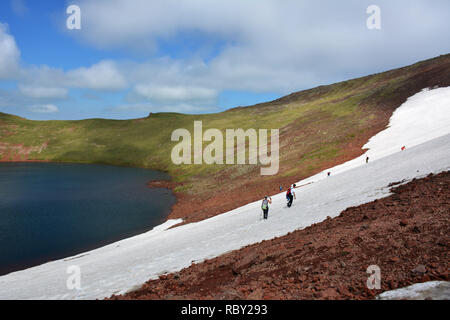 Schöne bunte vulkanischen Berglandschaft. Crater Lake mit Wanderern. Mount Azhdahak ist ein Vulkan in Armenien, toller Ort in der Schönheit der Welt. Stockfoto