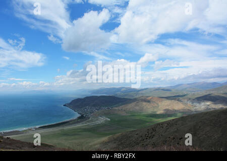 Tolle Aussicht auf den See. Paradies See mit azurblauem Wasser. Tolles Hotel in der Schönheit der Welt. Schöne Aussicht von den Bergen. Armenien Stockfoto