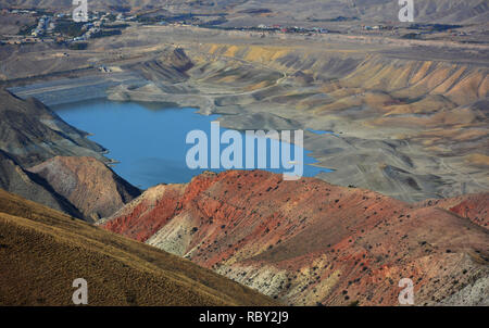 Azat Reservoir in Yeranos Berge, bunte rolling Schlamm Stein Hügel und Schluchten. Armenien. Tolle Aussicht. Stockfoto