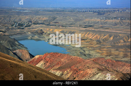 Azat Reservoir in Yeranos Berge, bunte rolling Schlamm Stein Hügel und Schluchten. Armenien. Tolle Aussicht. Stockfoto