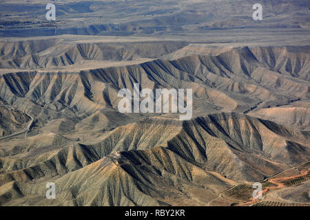 Blick auf die fantastische Bergwelt. Berg Muster. Risse im Gestein. Bunte rolling Schlamm Stein Hügel und Schluchten. Armenien Stockfoto