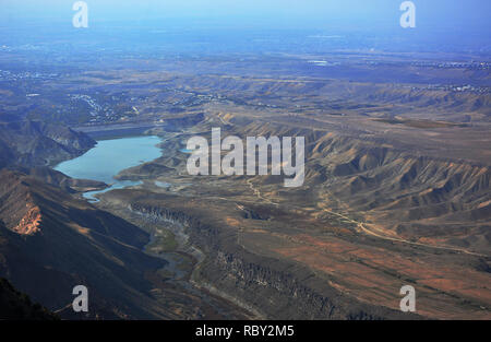 Azat Reservoir in Yeranos Berge, bunte rolling Schlamm Stein Hügel und Schluchten. Armenien. Tolle Aussicht. Stockfoto