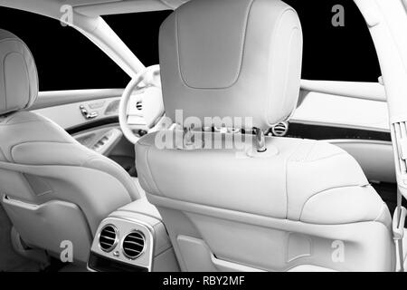 Weißes Leder Interieur des luxuriösen, modernen Auto. Leder bequeme weiße Sitze und Multimedia. Lenkrad und Armaturenbrett. Automatische Getriebe. C Stockfoto