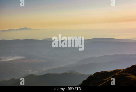 Majestic Sonnenaufgang am Berge. Fantastische und farbenprächtige Panorama mit den Sonnenaufgang über den Bergen scheint. Bergen reicht, die am frühen Morgen. Stockfoto