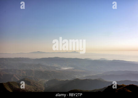 Majestic Sonnenaufgang am Berge. Fantastische und farbenprächtige Panorama mit den Sonnenaufgang über den Bergen scheint. Bergen reicht, die am frühen Morgen. Stockfoto